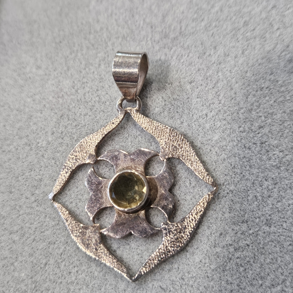 Elegant Silver Pendant with Yellow Gemstone